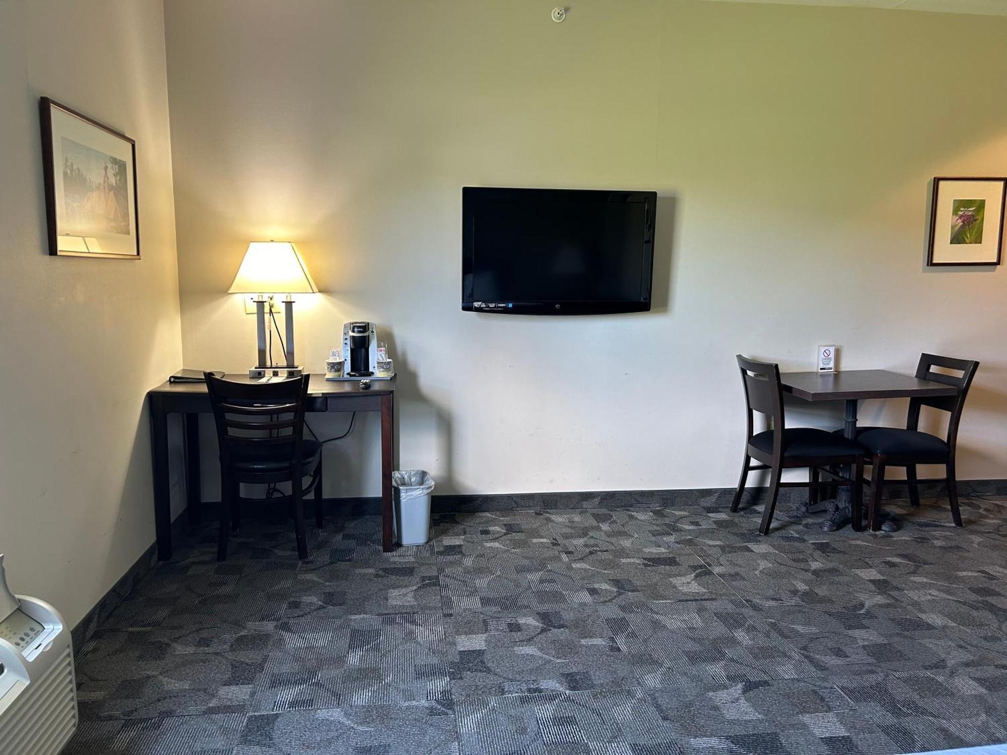 Midland Inn & Suites Exterior photo