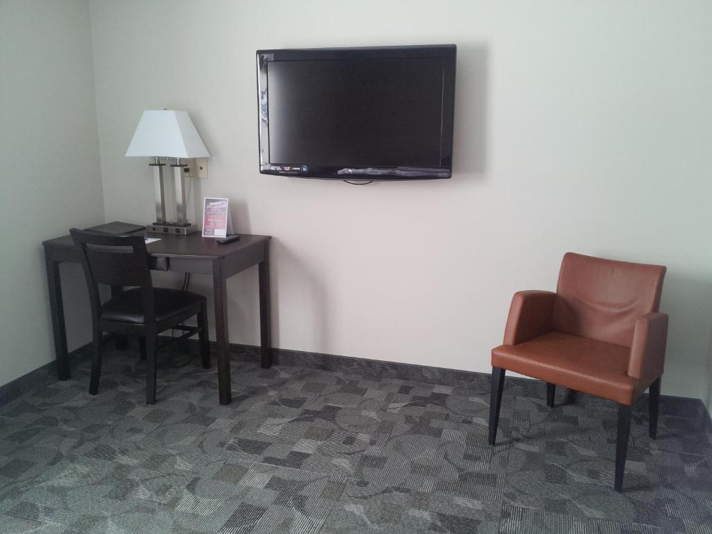 Midland Inn & Suites Room photo